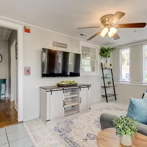 Apartment Light & Bright! Quaint Downtown Bungalow!, Dunedin